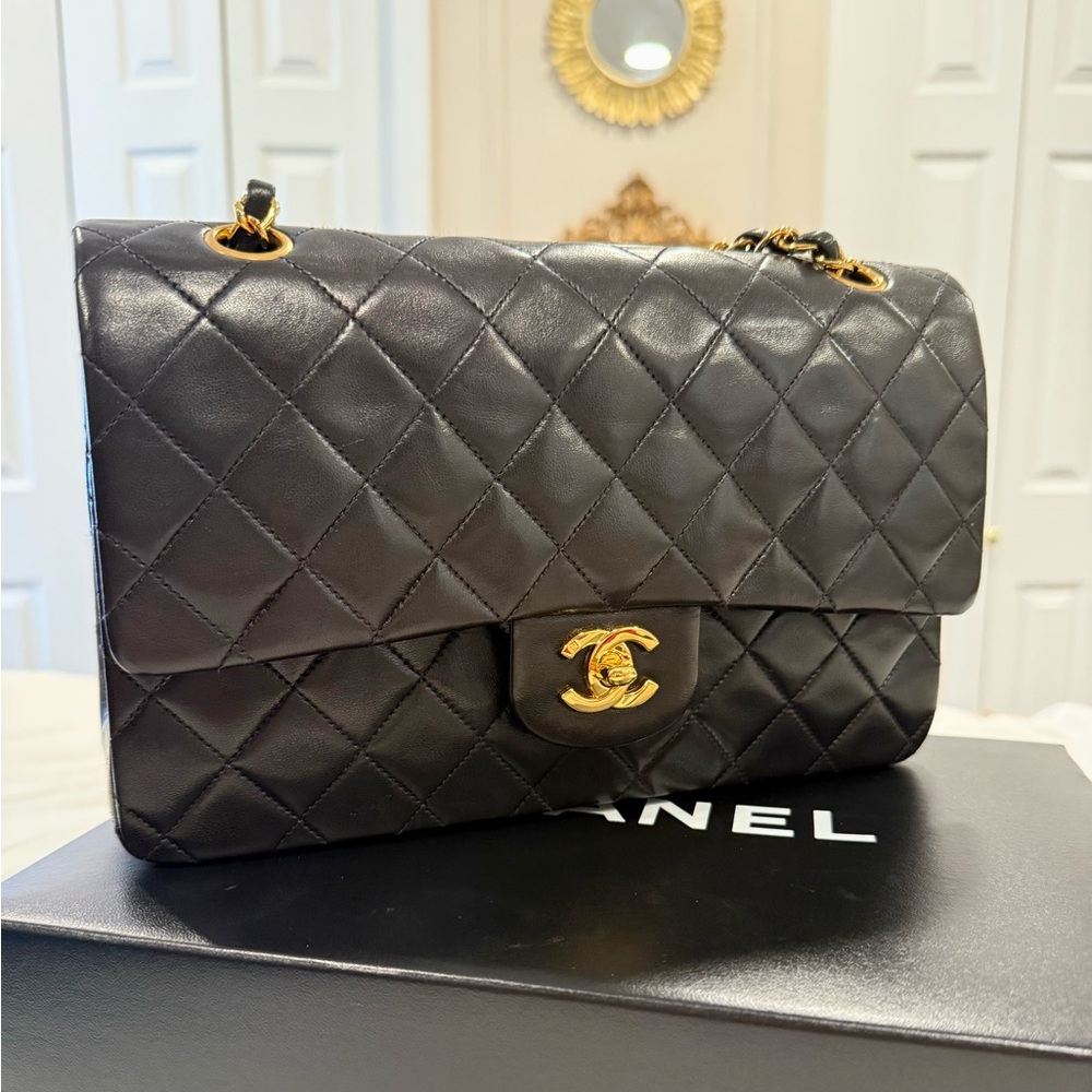 CHANEL Black lambskin medium classic flap